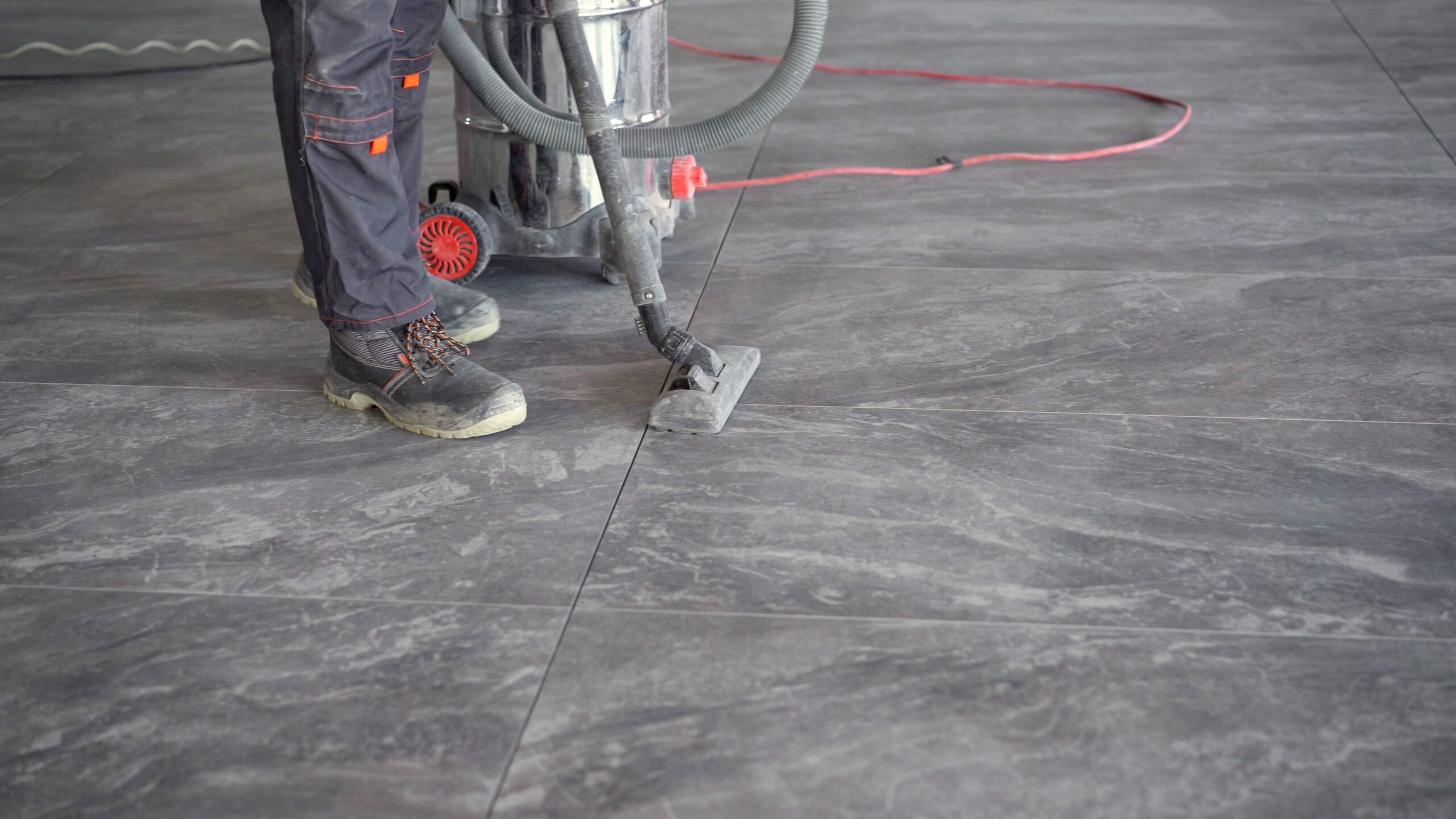 Construction,Worker,Is,Using,Industrial,Vacuum,Cleaner,To,Remove,Dust