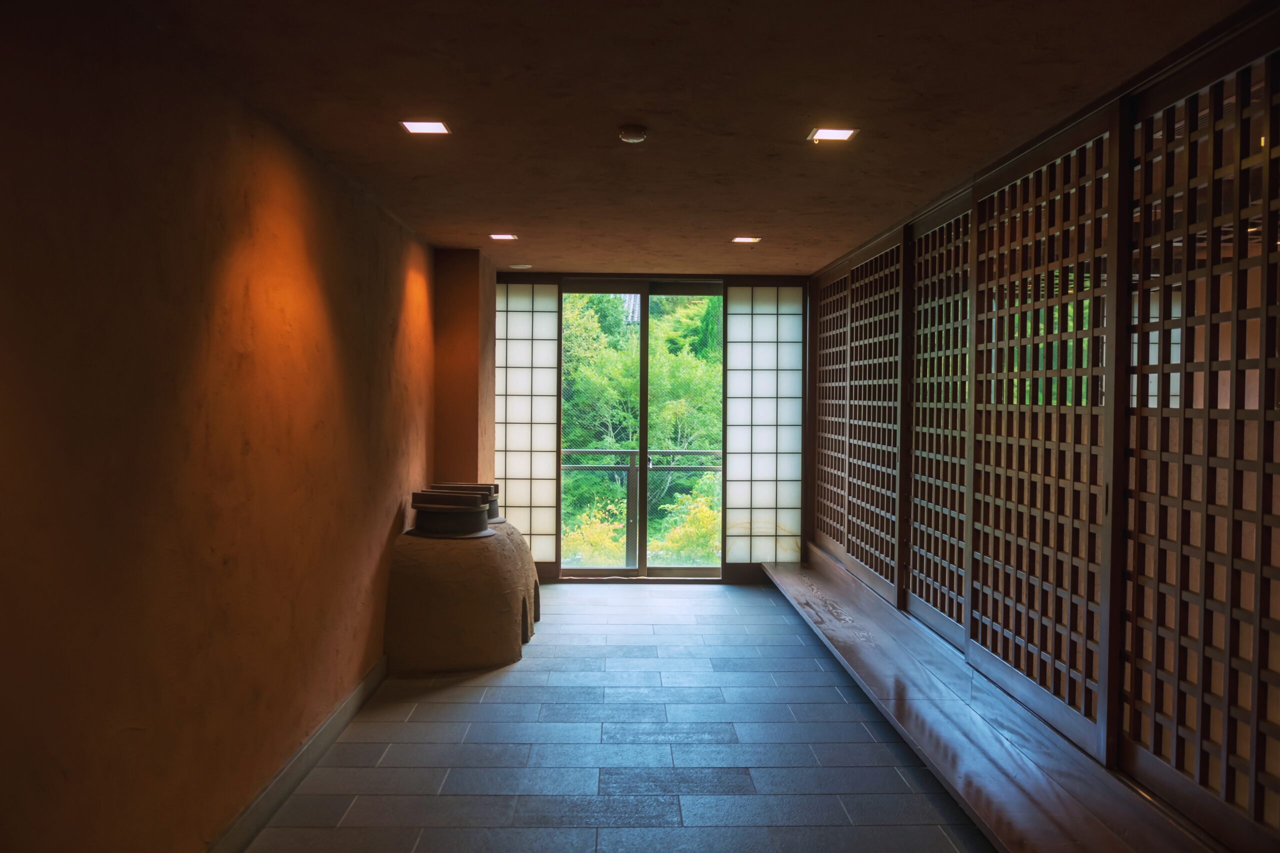 Slicing,Japnanese,Wooden,Door,By,Window,Of,Luxury,Ryokan,Hotel